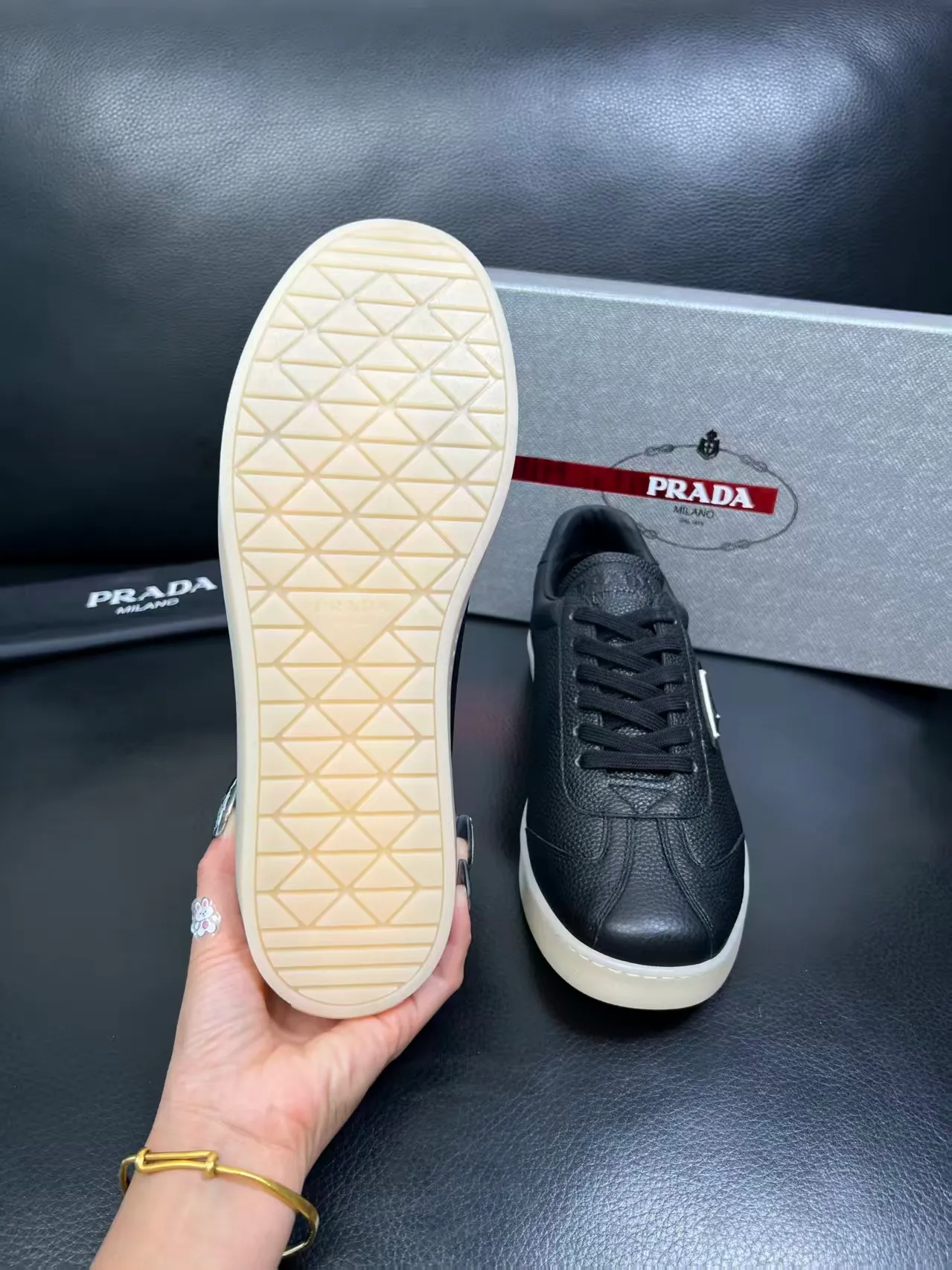 P380 38-45 Prada Prada’s new men’s leather sneakers, the highest version on the market, any comparison is welcome🆚! The original leather has excellent texture and is super high-end! Fetal sheep net lining imported from Italy, removable pad! Luxurious materials and fine workmanship, highly recommended! No. 058